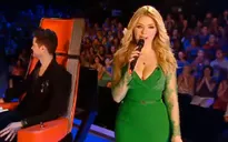 Ăn mặc sexy, người dẫn The Voice UK bị "ném đá"