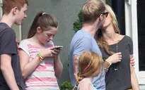 Ronan Keating vô tư hôn người tình trước mặt các con