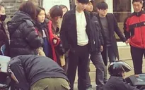 Hình ảnh đầu tiên của Lee Seung Gi trên trường quay You are surrounded