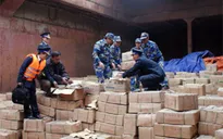 Bắt giữ tàu chở hàng tiêu dùng trái phép trên biển