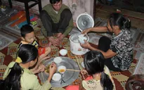 Rổ bánh đúc nuôi 3 bé mồ côi
