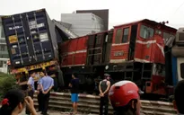 Tàu hỏa bị lật sau cú tông xe container
