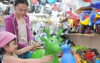 Thị trường đồ chơi trẻ em: Lo vẫn phải mua!