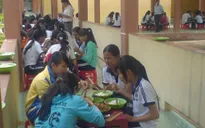 Bữa ăn trưa cho học sinh nghèo cuối cấp