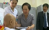 Phó Chủ tịch nước Nguyễn Thị Doan tặng quà bệnh nhi dịp 1/6