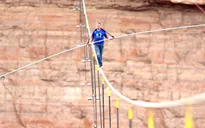 Đi trên dây vượt hẻm núi Grand Canyon