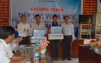 Trao tặng thiết bị thông tin liên lạc cho 2 tàu cá