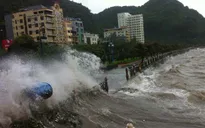 Hiếu kỳ xem sóng lớn, 1 người bị cuốn trôi ra biển