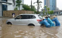 Dịch vụ đẩy xe, mò biển số "hút khách" ngày lụt