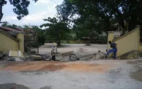 Xe tải kéo đổ cổng trường, 4 người chết, 1 người bị thương