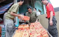 Nước uống và mì gói đến với dân vùng lũ ở Hà Tĩnh
