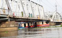 Tàu chở dầu mắc kẹt giữa sông