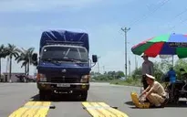 Thanh Hóa bắt đầu xử lý xe quá tải bằng thiết bị cân tải trọng mới