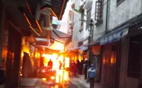 Cháy lớn ở chợ Nhà Xanh, quận Cầu Giấy - Hà Nội