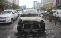 Xe taxi đang chở khách bất ngờ bốc cháy