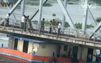 TP.HCM: Phương tiện đường thủy mắc kẹt gầm cầu Bình Lợi