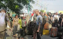 Tàu cánh ngầm bốc cháy dữ dội trên sông Sài Gòn