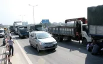 Va chạm xe khách và xe tải, giao thông ùn tắc kéo dài