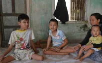 Buồn lòng gia đình có 3 trẻ nhỏ bị bại liệt