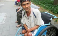 Người đàn ông ngồi xe lăn và 17 năm ròng trong bệnh viện
