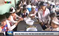 Bữa ăn trưa giúp học sinh “neo đậu” với con chữ