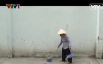 Cụ bà hơn 20 năm tự nguyện quét rác làm sạch tuyến hẻm
