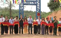 Niềm vui Sam Lang - nơi cô trò chui vào túi nilon qua suối	