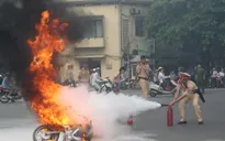 Đang lưu thông, xe máy bất ngờ bốc cháy dữ dội giữa trời nắng