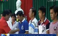 TƯ Hội Chữ thập đỏ VN trao quà cho ngư dân tàu ĐNa 90152 TS