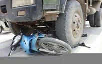 Xe máy đâm ô tô tải, 4 người tử vong tại chỗ