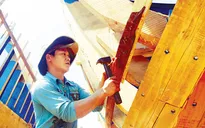 Ngư dân Quảng Ngãi với sáng kiến “mặc áo giáp” cho tàu gỗ