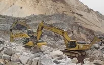 Sập mỏ đá, 2 người cùng 1 máy múc bị vùi lấp