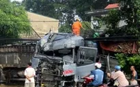 Xe "điên” đâm liên tiếp vào hai nhà dân và làm gãy cột điện