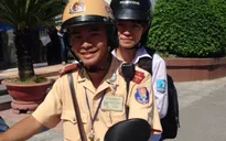 Cảnh sát giao thông Hà Nội giúp thí sinh lạc đường tới điểm thi
