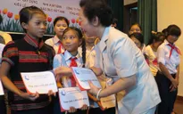 Phó Chủ tịch nước trao học bổng cho trẻ em nghèo hiếu học
