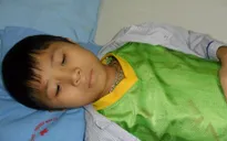 Bé 12 tuổi bị ung thư máu đi viện một mình suốt 3 năm trời