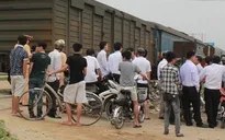 Băng qua đường sắt, taxi bị tàu hỏa đâm văng xuống ao