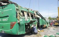 Lật xe khách làm 3 người chết, 27 người bị thương