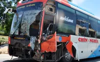 Ô tô khách đấu đầu xe giường nằm, nhiều người văng xuống đường