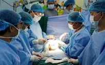 Phẫu thuật thành công cặp song sinh dính liền Long - Phụng