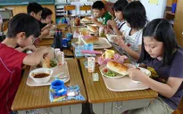Gần 1000 học sinh Nhật Bản bị ngộ độc thực phẩm