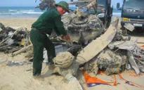 Trục vớt xác máy bay ở bãi biển Lăng Cô