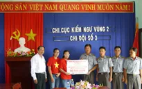 Hội người Việt Nam tại Thụy Sĩ tặng quà lực lượng Kiểm ngư