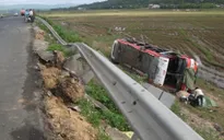 Xe khách lật nhào, 35 người may mắn thoát nạn