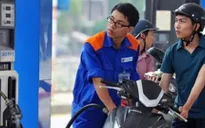 Xăng giảm giá lần đầu tiên trong năm
