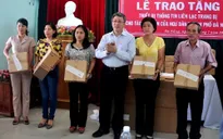 Trao thiết bị thông tin liên lạc cho ngư dân Đà Nẵng