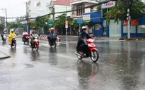 Miền Bắc mưa dông kéo dài, miền Trung nắng nóng dịu dần
