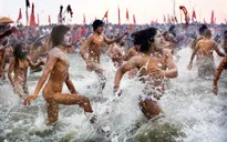 Hàng triệu tín đồ Hindu rửa tội trên sông Hằng