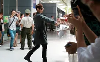 Kim Bum chủ động đến chào fan Việt tại sân bay