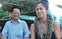 Cuộc đua kỳ thú: Thí sinh lấy trăn làm khăn quàng cổ